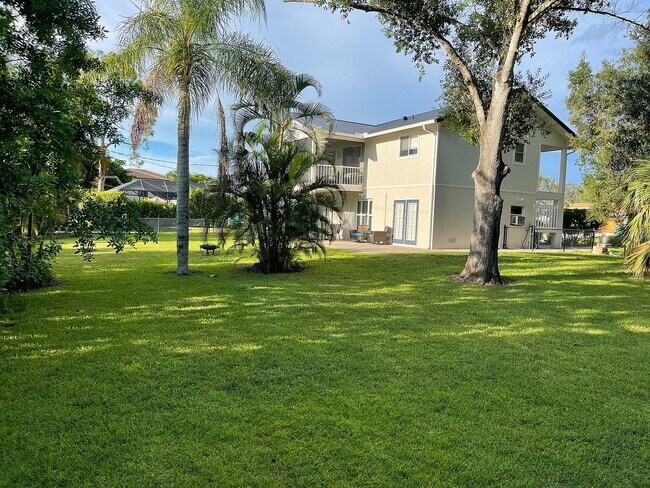 Building Photo - 1337 Center Ln