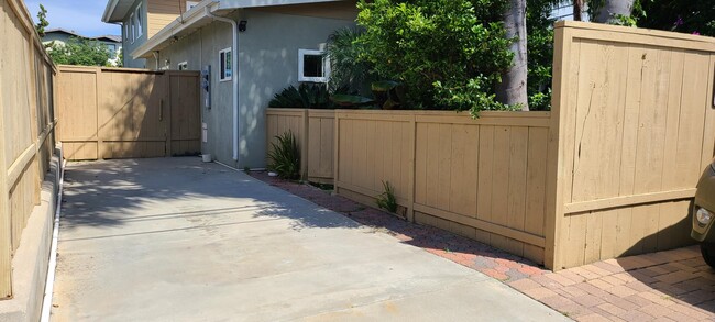 Surf-Shwr/2ndBth access thru tall gate on left - 120 Cadmus St