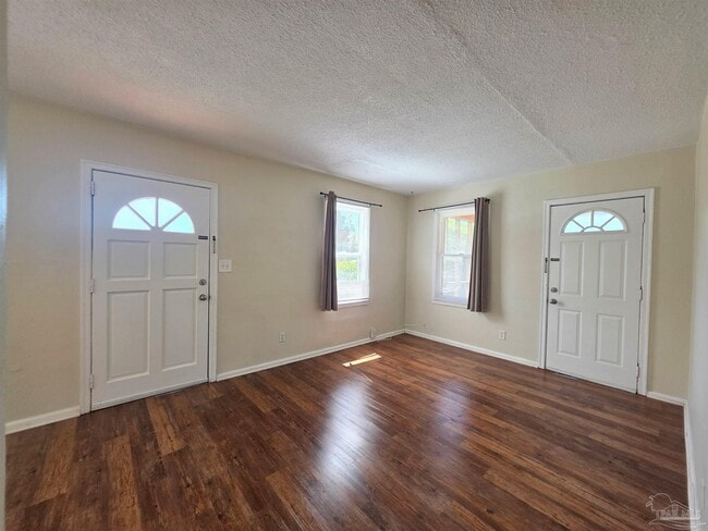 Building Photo - 203 SE Syrcle Dr