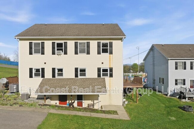 Building Photo - 257 School House Dr