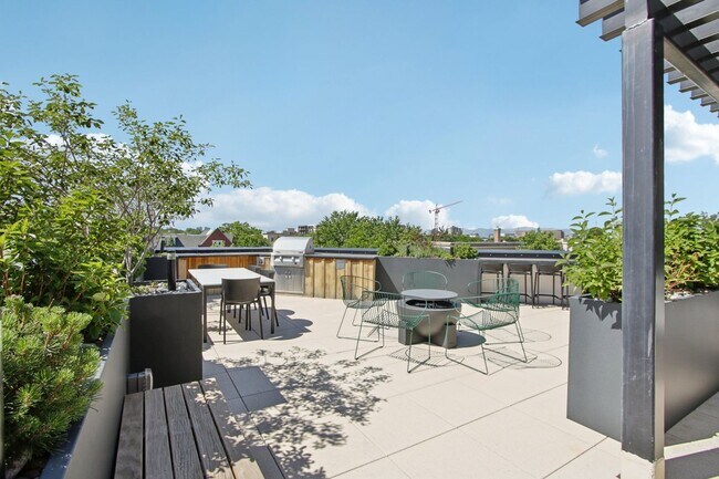 Building Photo - Urban 1-bedroom/ 1-bath Corner Unit in City Park West