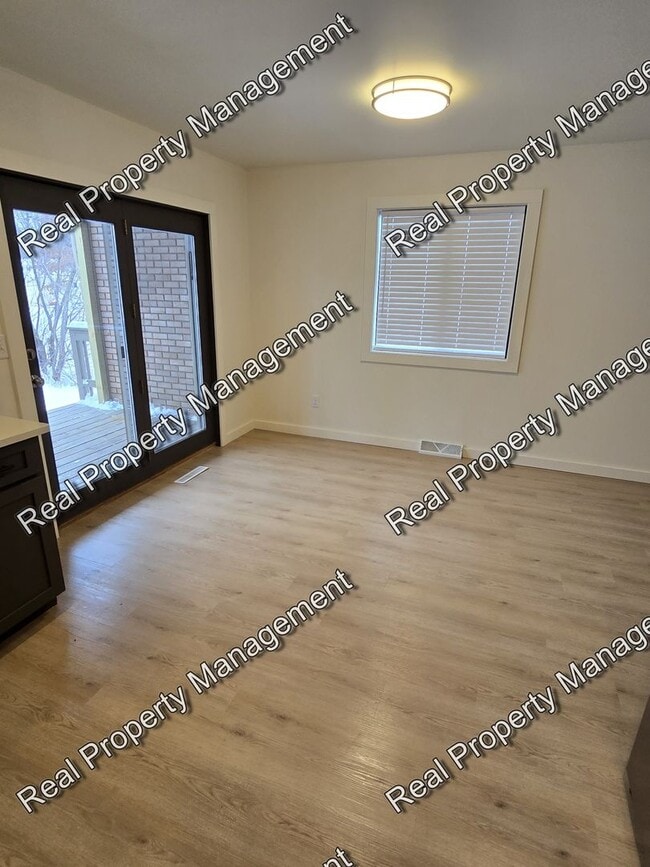 Building Photo - Updated 2 Bedroom Townhome