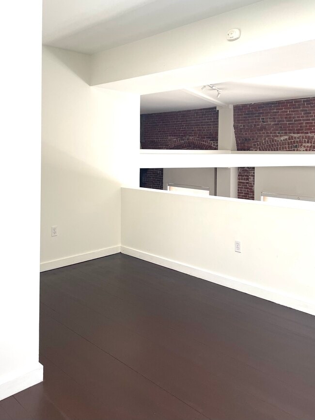 Building Photo - 257 S Spring St