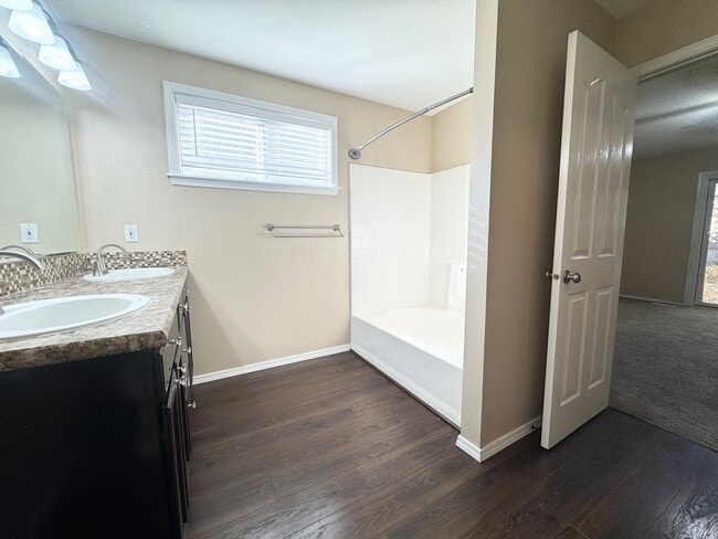 Building Photo - Modern and Updated 3bd/2b Home for Rent in...