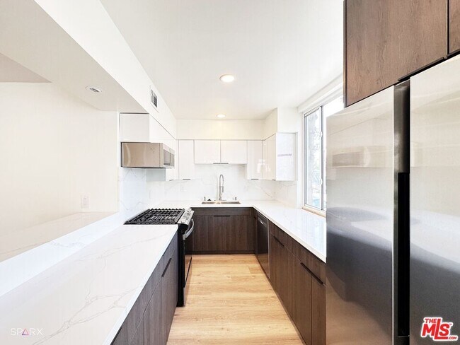 Building Photo - 301 Rexford Dr