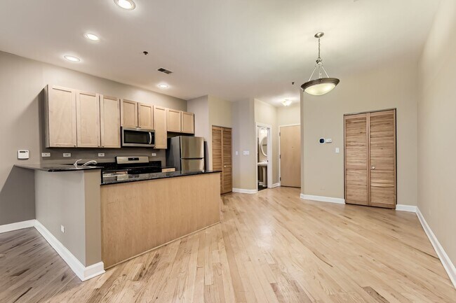 Building Photo - 3113 W Lawrence Ave