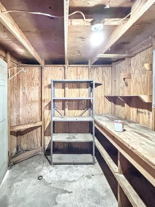 Building Photo - 3-Bedroom, 2-Bathroom Home in Convenient L...