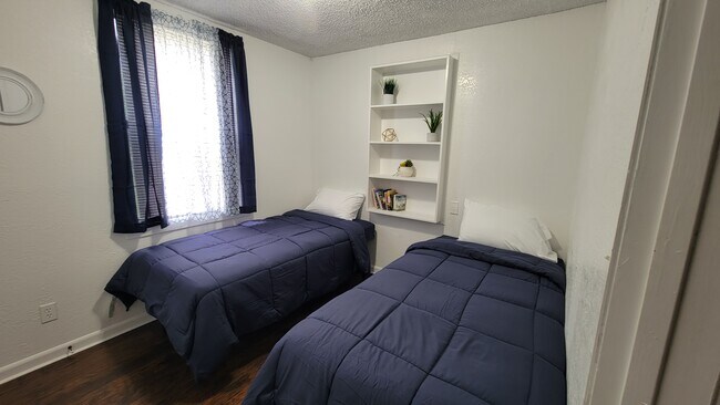 3rd Bedroom/ Books - 3333 Frances Ave