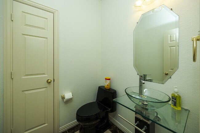 Building Photo - Spacious 4-Bedroom Home with Large Backyard in Rowlett