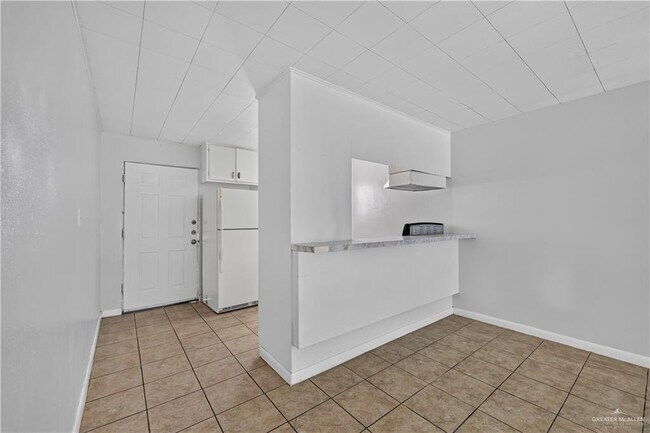 Building Photo - 1120 Valley View Dr