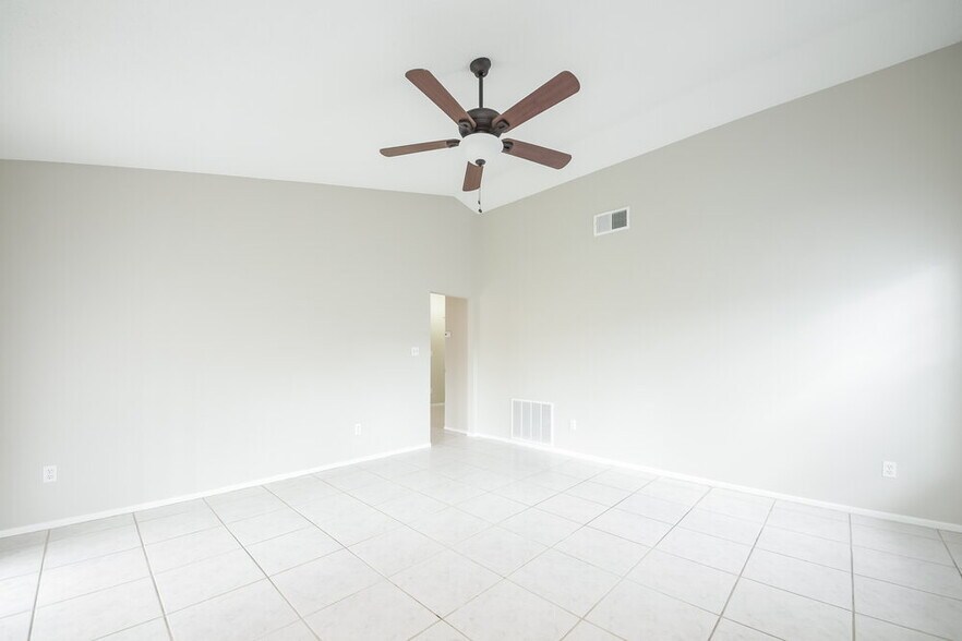 Building Photo - 1000 Dinero Dr