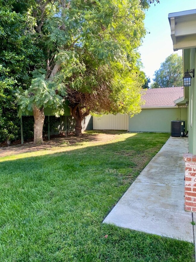 Building Photo - Charming, remodeled, country style home in private Simi Valley location.