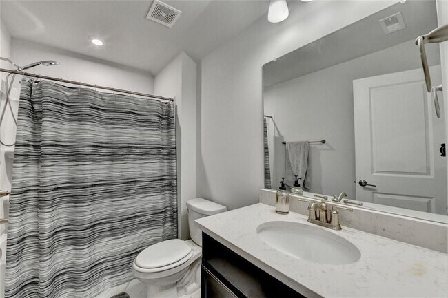 Building Photo - 811 Pineberry Ct