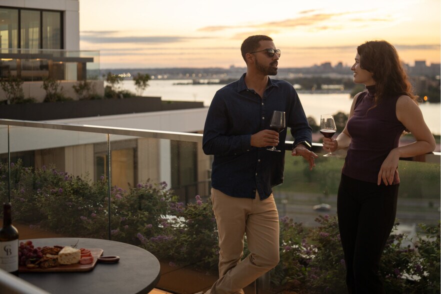 Building Photo - Stratos at Bridge District