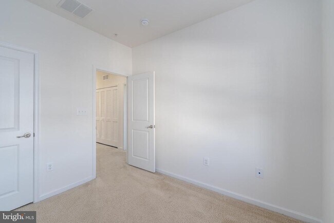 Building Photo - 3223 Clear Spring Dr