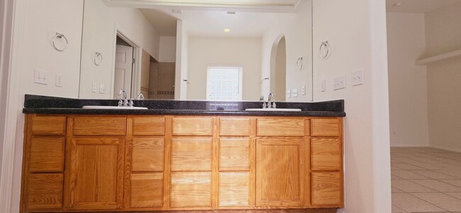 Building Photo - Stunning 4 bedroom, 2.5 bath home in West ...