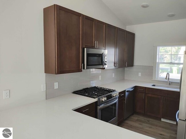 Building Photo - 1542 Simsbury St