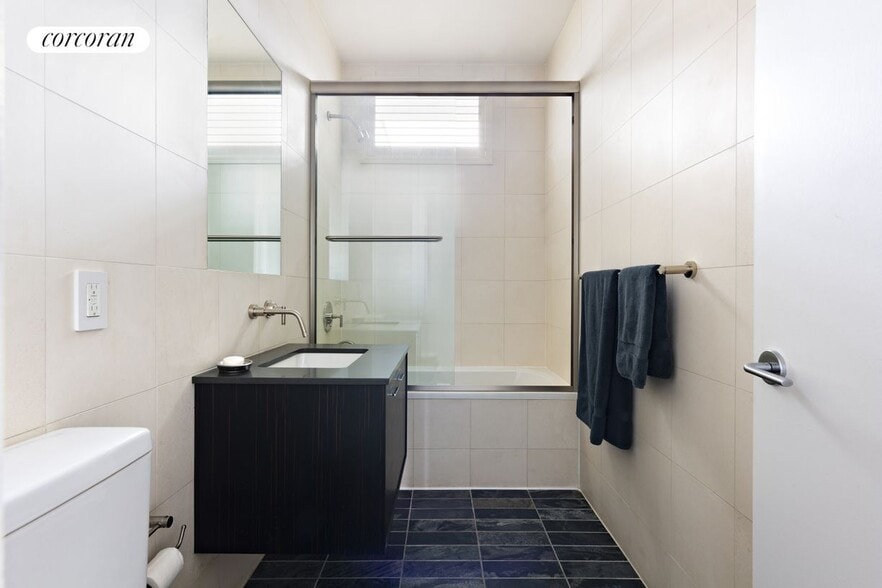 Building Photo - 123 Baxter St