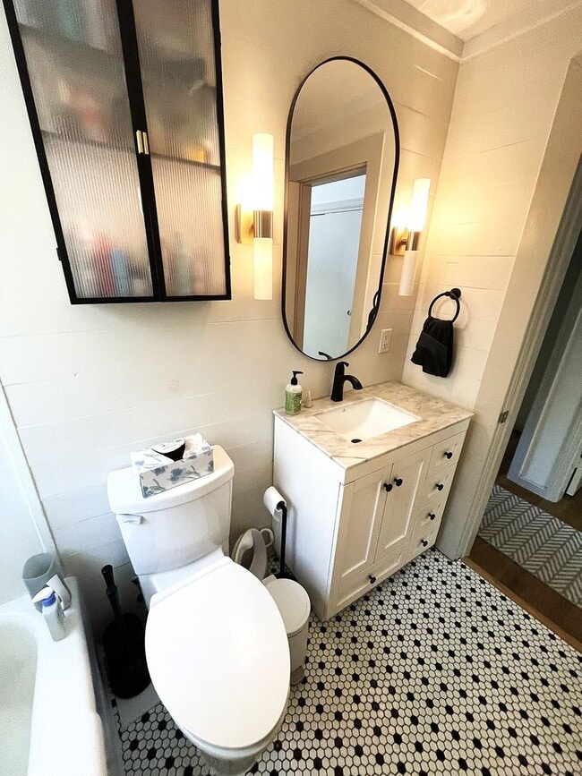 Building Photo - Impeccably maintained & updated 3 bedroom ...