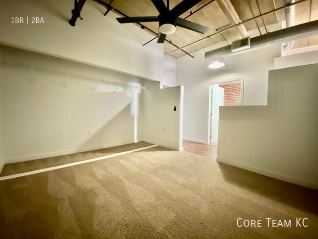 Building Photo - Renovated 1 Bed + Bonus Room in Downtown!