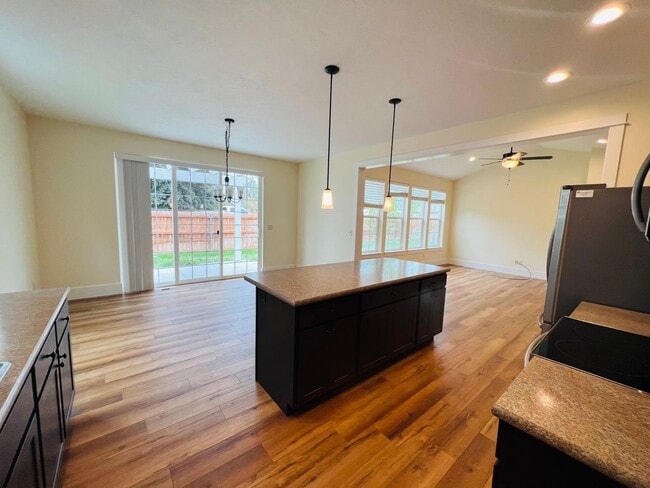 Building Photo - Newer Home - 3 Bedroom - 2 Bath - Hamilton