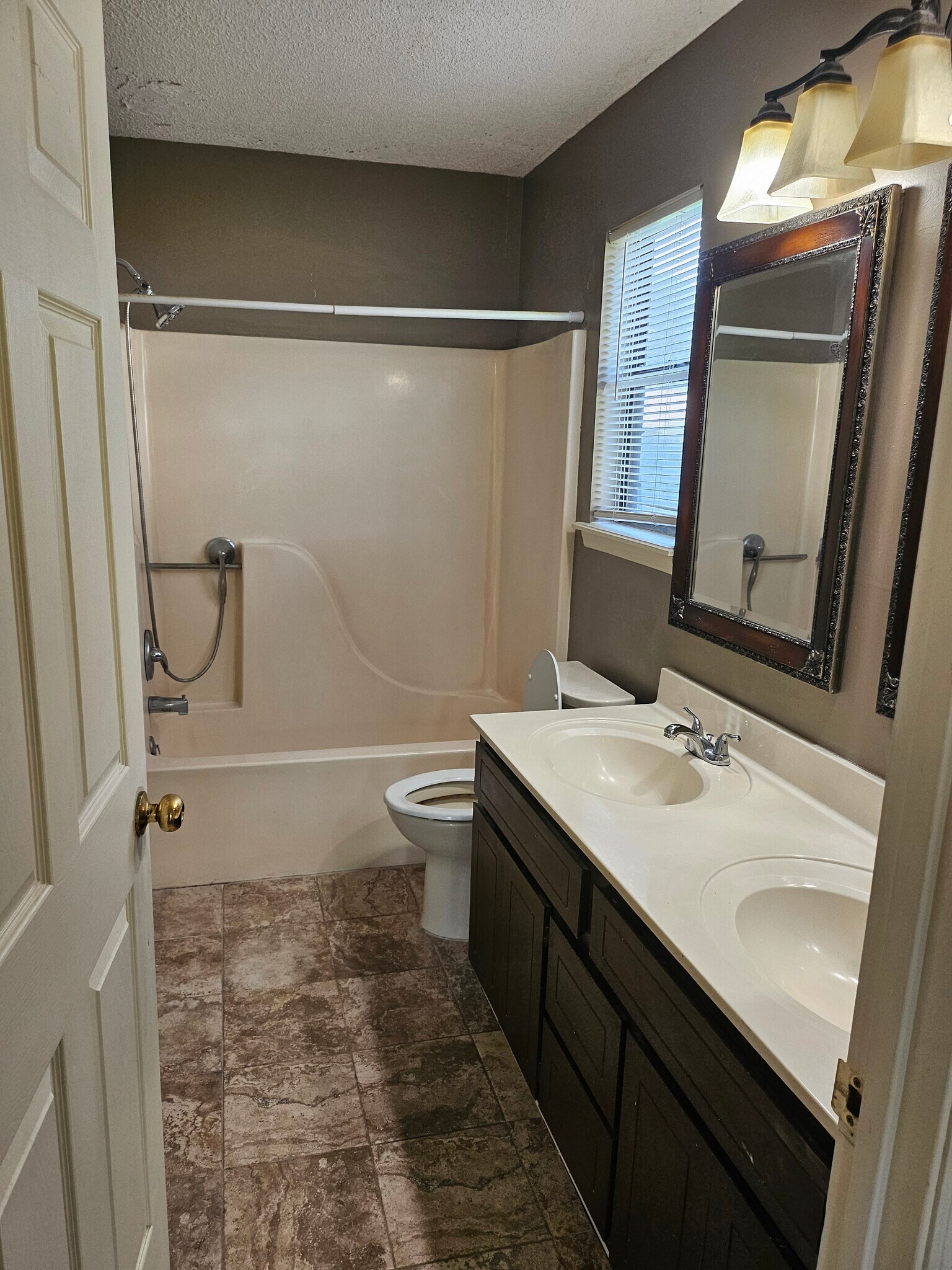 Building Photo - 1807 Shadowlawn Dr