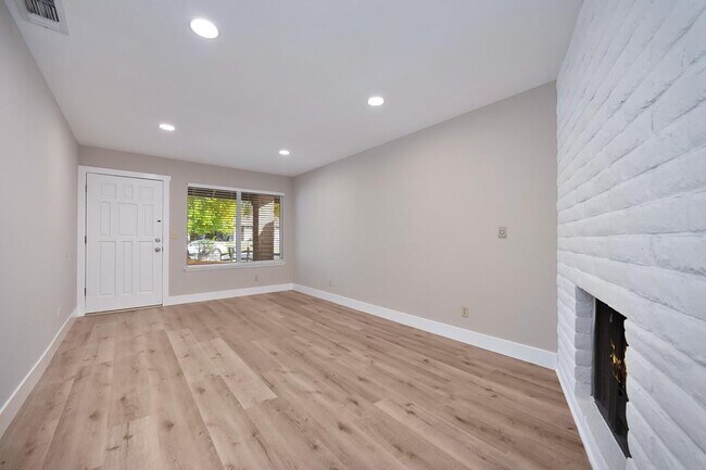 Building Photo - 1720 Kent St