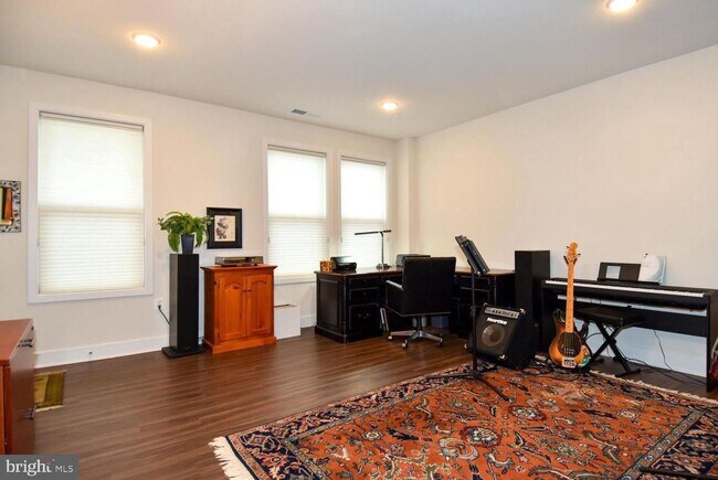 Building Photo - 4-Level Furnished townhome!