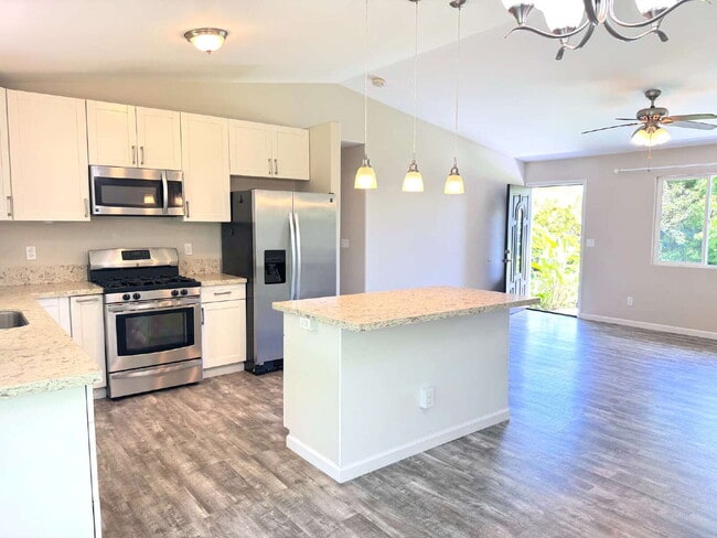 Building Photo - "Charming 3-Bedroom Retreat with 2 Full Baths in Keaau's Tranquil Paradise!"