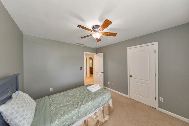 Building Photo - 179 Holbrook Dr