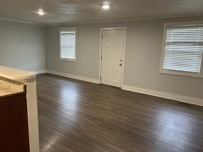 Building Photo - "Charming 3-Bedroom Home with 2 Full Baths...