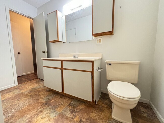 Building Photo - 1 Bedroom, 1 Bath Apartment at the Brookside Apartments