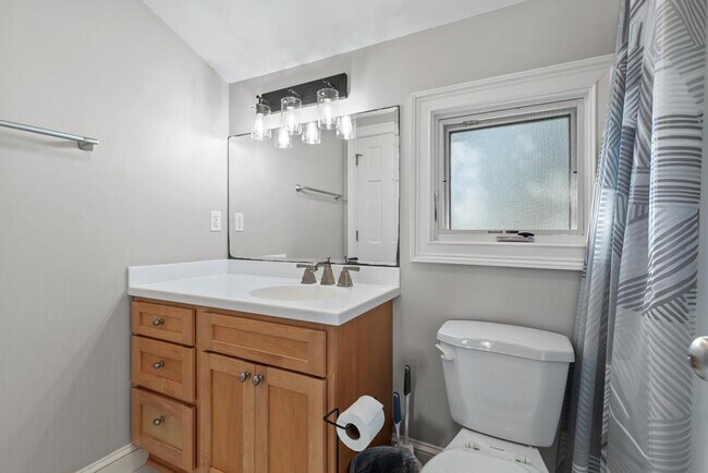 Building Photo - 313 St George St