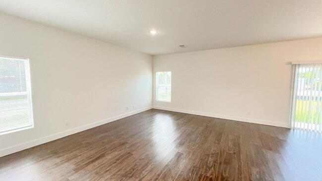 Building Photo - AVAILABLE NOW! 4 BD/2BA Home in Beautiful Palm Bay!! Wonderful home ready for move-in.