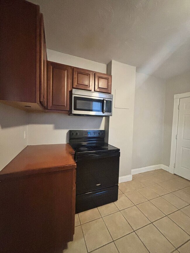 Building Photo - Well Kept 3 Bedroom 1.5 Bathroom Duplex Located in Historic Port Norfolk