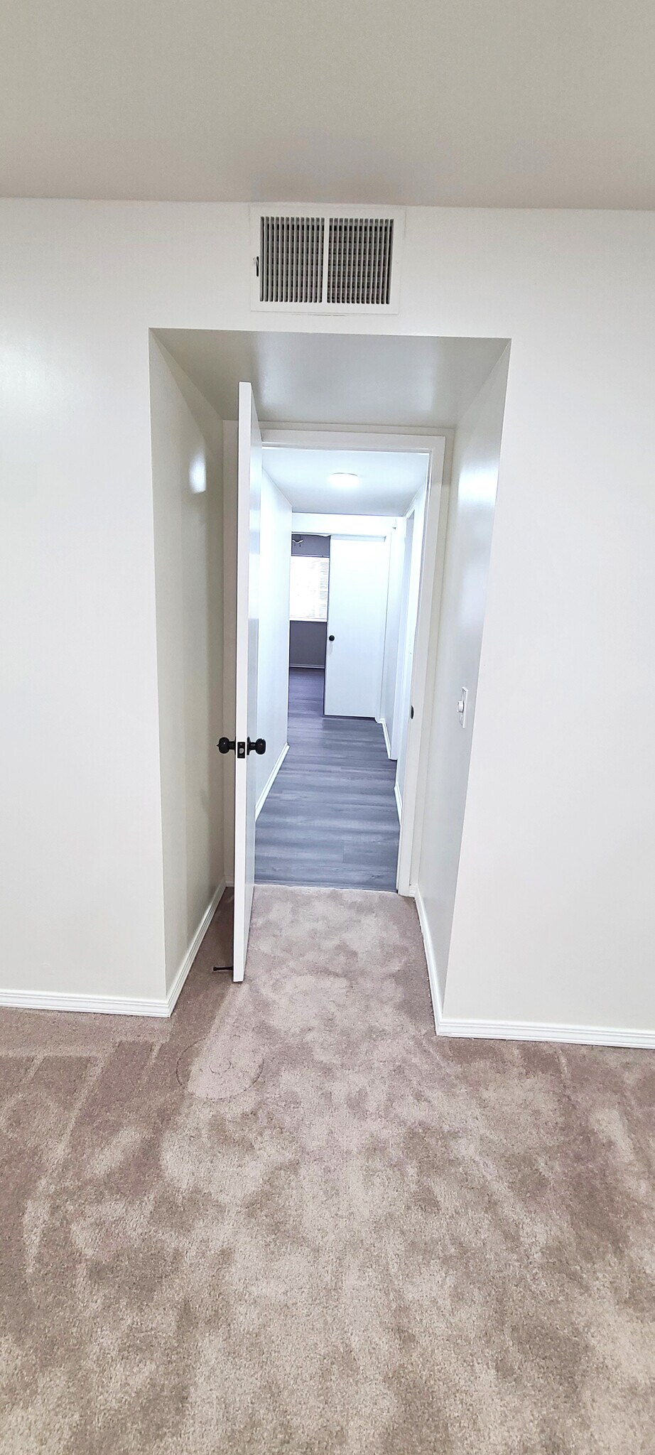 Building Photo - 10000 Hanna Ave