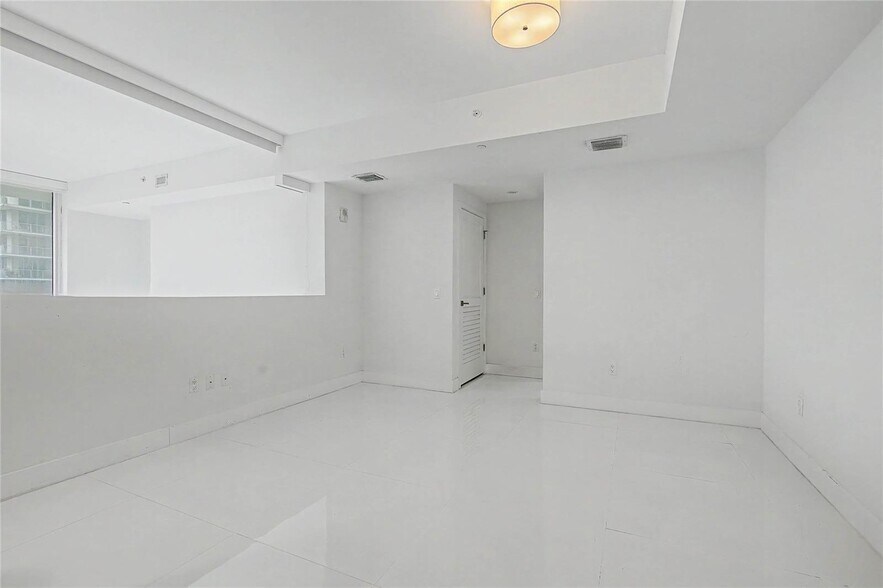 Building Photo - 1080 Brickell Ave