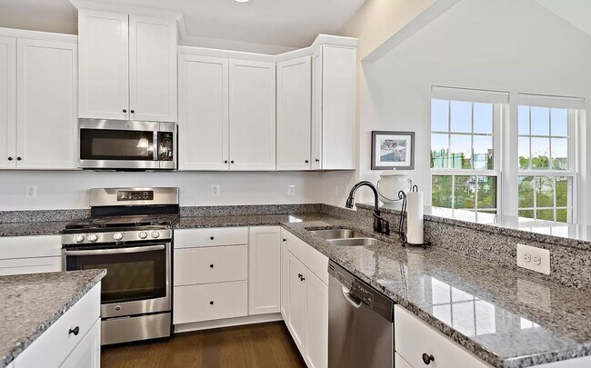 Building Photo - Beautifully maintained SFH in convenient F...