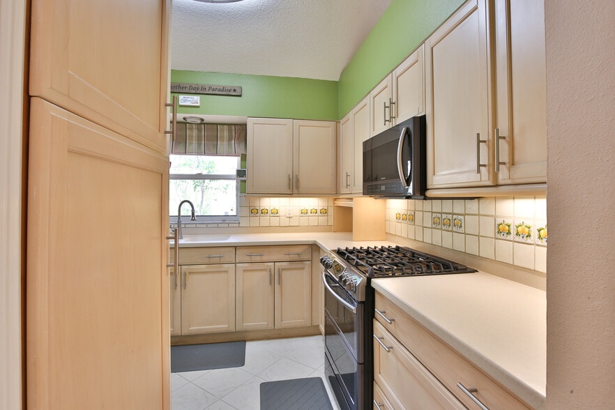 Fully equipped kitchen - 4700 Tivoli Ave