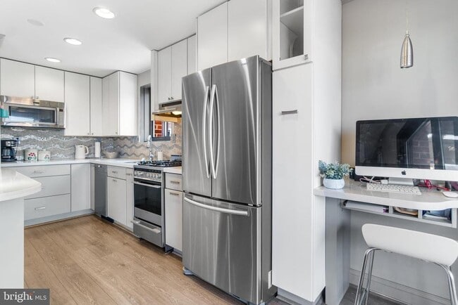 Building Photo - 1593 N Colonial Terrace