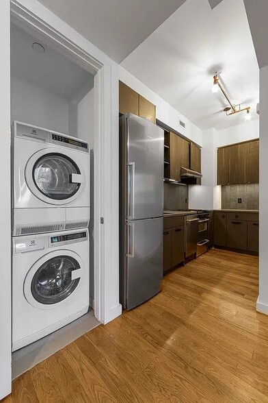 Building Photo - 123 Melrose St