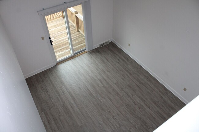 Building Photo - 2 Bedroom Townhome with Attached Garage