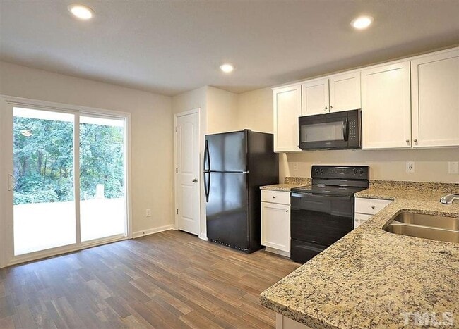 Building Photo - 2 Bedroom Townhome Available June 2026!