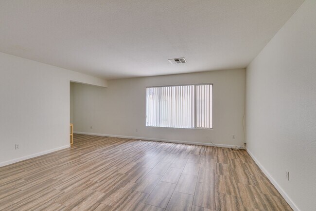 Building Photo - Spacious 4 Bedroom 2.5 Bathroom Home with Covered Patio & Large Backyard