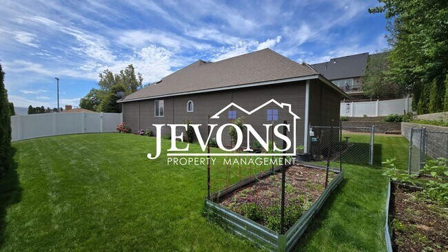 Building Photo - Open House viewings every Tuesday and Friday at 12:00 PM.