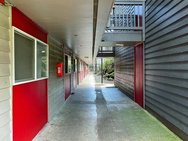 Building Photo - 3031 S 192nd St