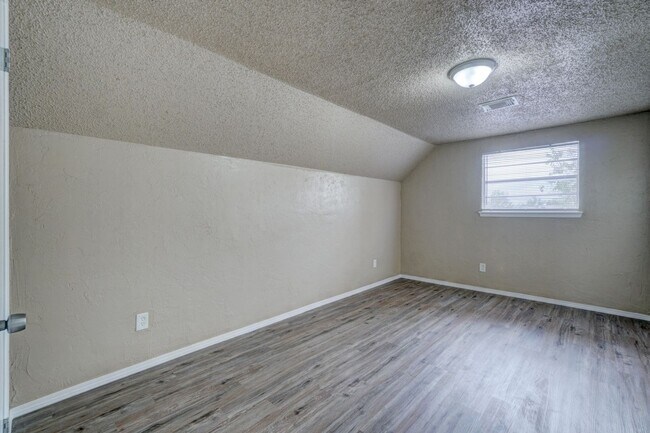 Building Photo - 4 bed, 2 bath home in Moore