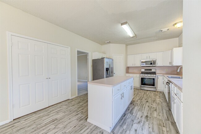 Building Photo - 13030 Richmond Ave