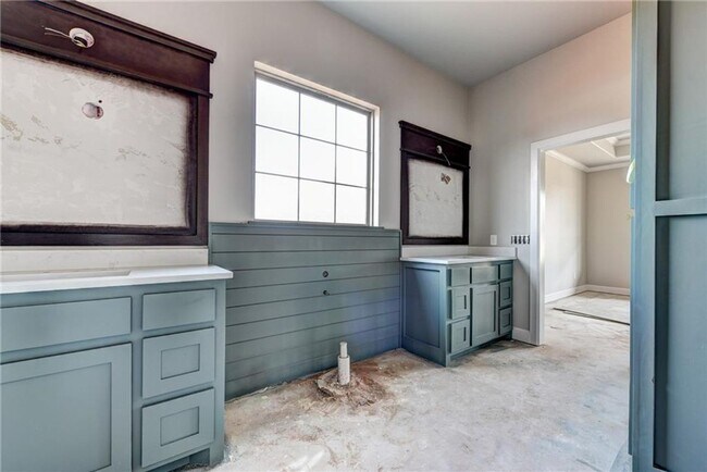 Building Photo - Newer Home + Edmond Schools + 4 bedrooms +...