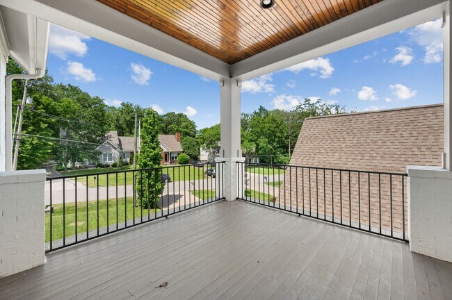 Building Photo - 1735 Hillmont Dr